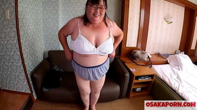 Une grosse maman japonaise montre ses énormes seins et profite d'un sex toy. Une maman asiatique de 51 ans parle de son expérience sexuelle. Yukiko 1 OSAKAPORN grosse milf