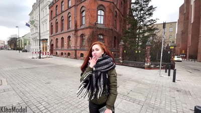 Ramassage public : une belle fille se fait baiser pour un iPhone et reçoit du sperme dans sa chatte. CleoModel